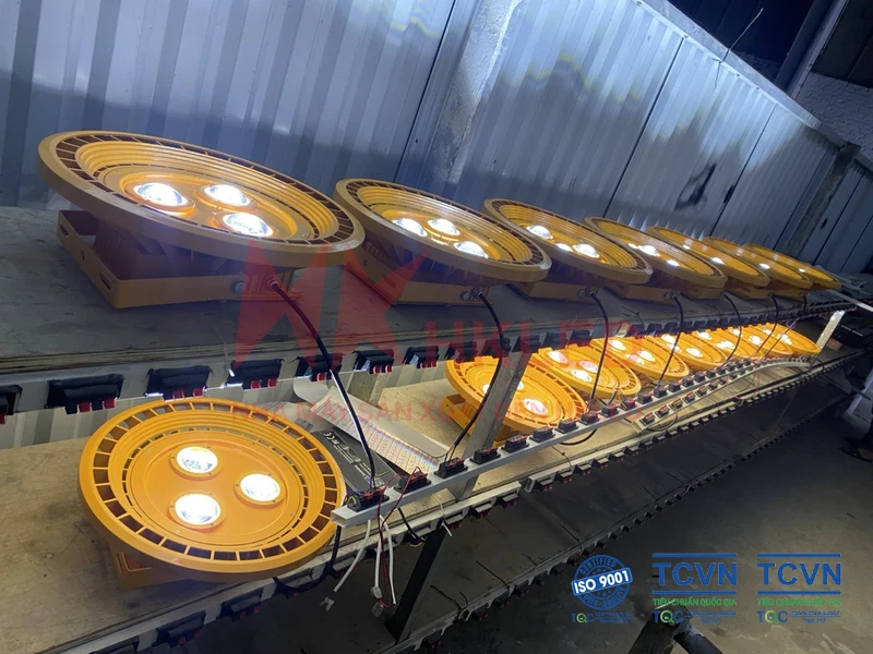 Kiểm tra đèn LED trước khi xuất xưởng